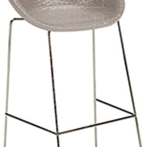 Telaio in metallo cromato con forma a seduta e schienale realizzati in un unico blocco di polipropilene intrecciato effetto rattan.