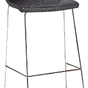 Telaio in metallo cromato con forma a seduta e schienale realizzati in un unico blocco di polipropilene intrecciato effetto rattan.
